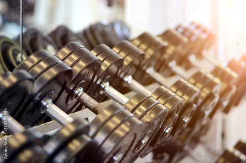 Gewichte und Hanteln für Kraftsport und Muskelaufbau in Fitnessstudio