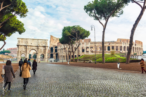 Canvas Print Group of asian tourist heading to Colosseum.
