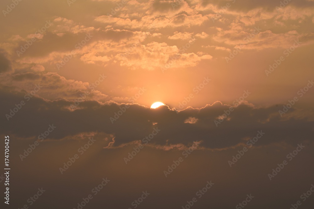 Obraz premium Zachód słońca w chmurach
