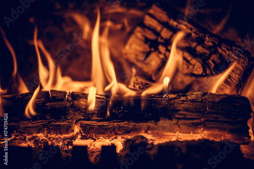 Photo Wood in the flames of cozy fireplace