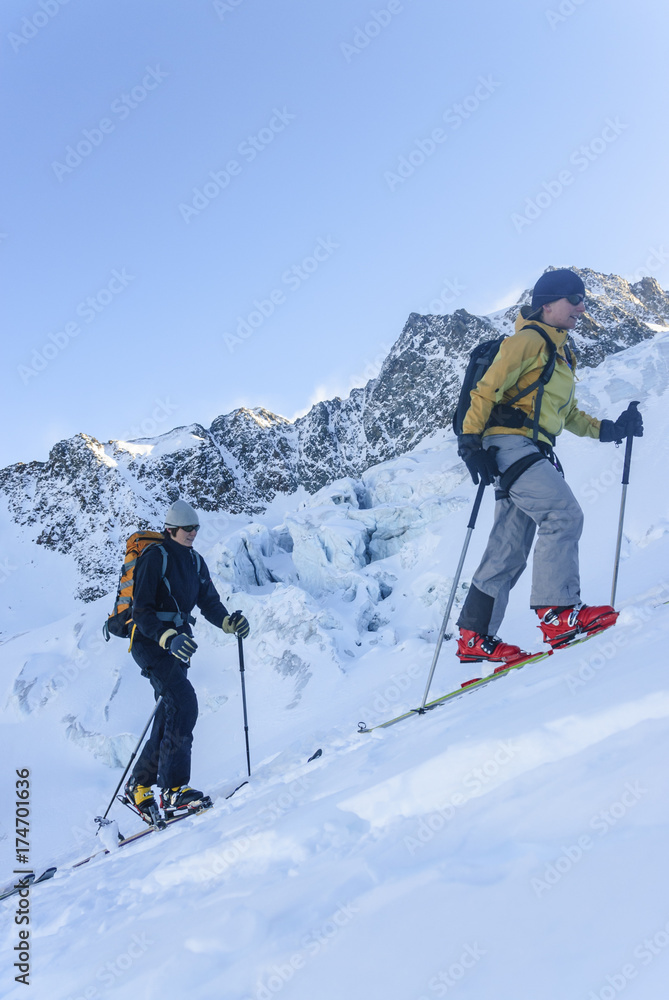 steiler Aufstieg mit Skiern im Hochgebirge
