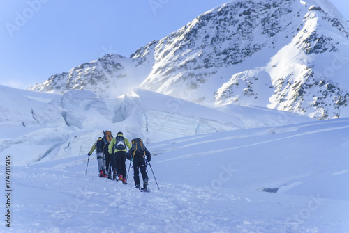 eine Gruppe Alpinisten im vergletscherten Gelände © ARochau