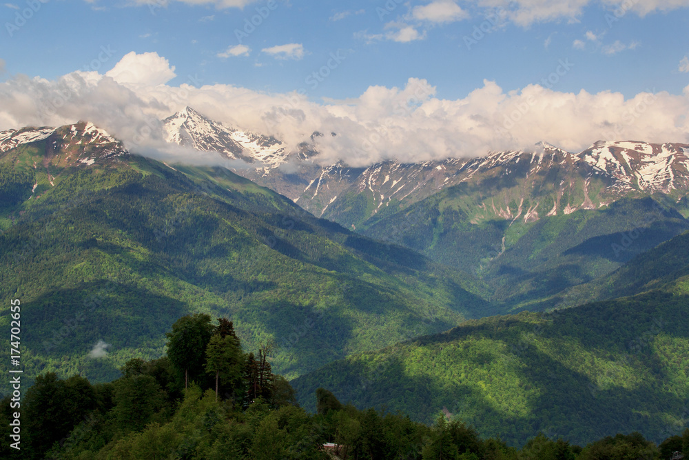 Naklejka premium blue sky and mountain peaks