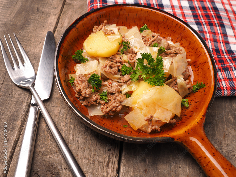 Eintopf, Weißkohl mit Kartoffeln und Hackfleisch garniert mit Petersilie Eintopf, Weißkohl mit Kartoffeln und Hackfleisch garniert mit Petersilie