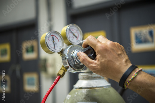 Scientists are adjusting the gas pressure used in the laboratory and applying it to scientific instruments.
