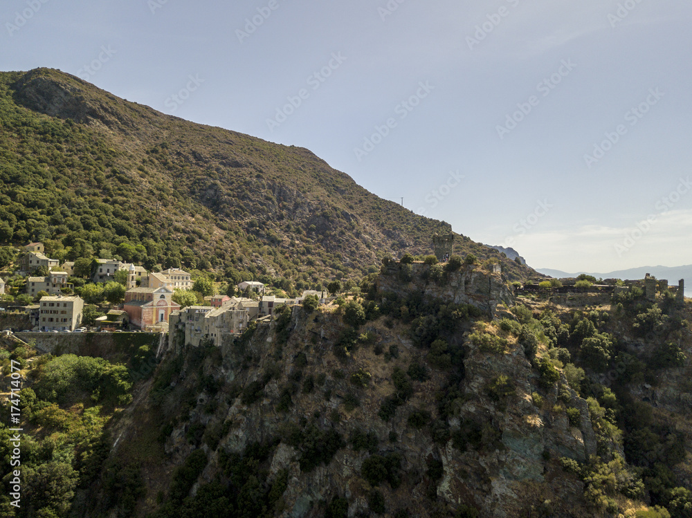 Vista aerea di Nonza e torre su una scogliera a picco. Penisola di Cap Corse, Corsica. Tratto di costa. Francia