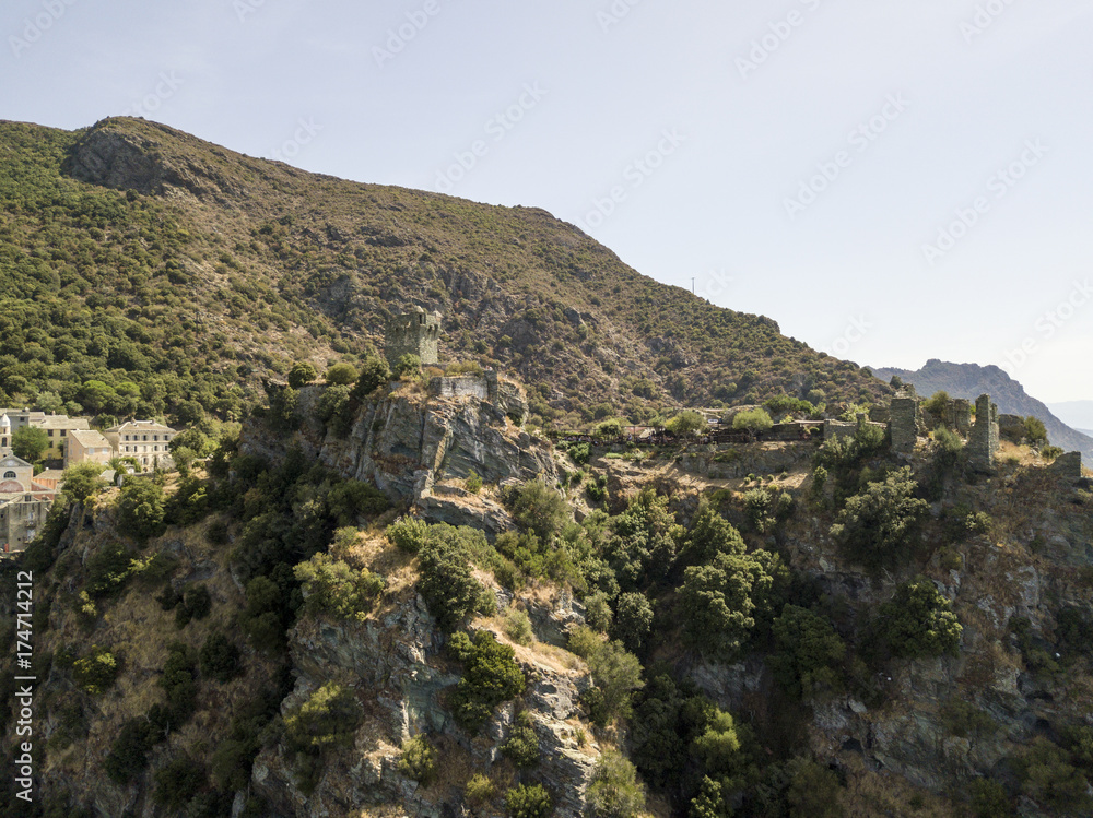 Vista aerea di Nonza e torre su una scogliera a picco. Penisola di Cap Corse, Corsica. Tratto di costa. Francia Vista aerea di Nonza e torre su una scogliera a picco. Penisola di Cap Corse, Corsica. Tratto di costa. Francia