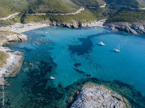 Vista aerea della costa della Corsica, strade serpeggianti e calette con mare cristallino. Penisola di Cap Corse, Corsica. Tratto di costa. Anse d'Aliso. Golfo d’Aliso. Francia photo