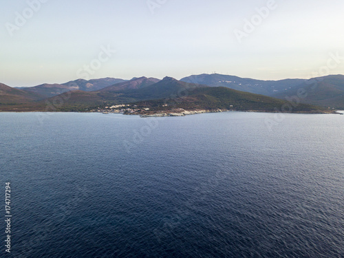 Vista aerea di strade serpeggianti della costa francese. Barcaggio. Penisola di Cap Corse, il punto più a Nord del Cap Corse di fronte all’isola della Giraglia. Corsica. Tratto di costa. Francia 
