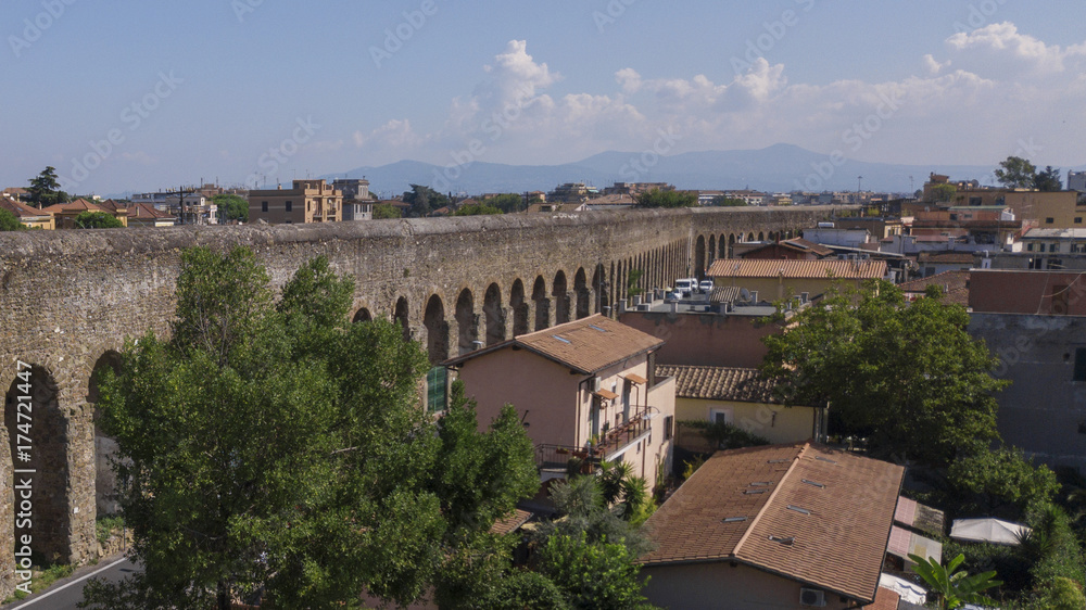 Vista aerea dell'acquedotto romano che attraversa una stada parallela alla via Casilina a Roma, in Italia. Le ville dei privati e alberi si sono sviluppati vicino i resti dell'antica Roma.
