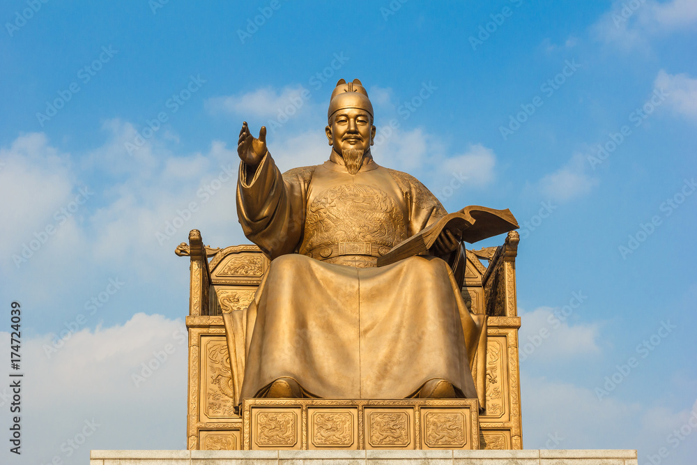 Fototapeta premium Golden statue at Gwanghwamun square.