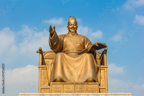 Golden statue at Gwanghwamun square.