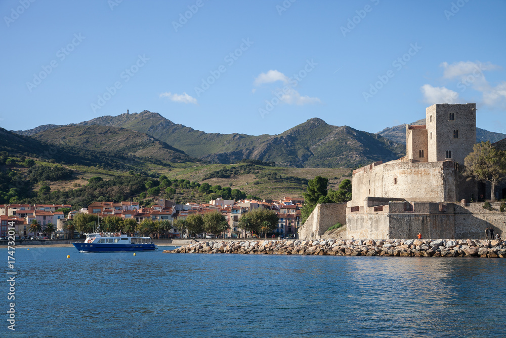 Bateau sortant du port de Collioure