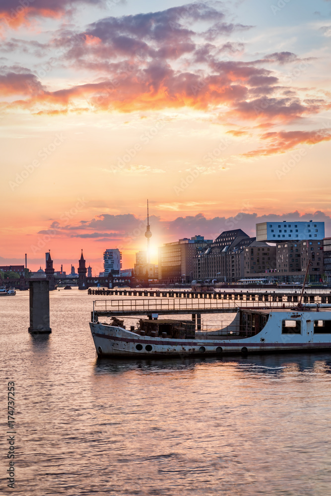 Obraz premium Sonnenuntergang über der Spree in Berlin Treptow