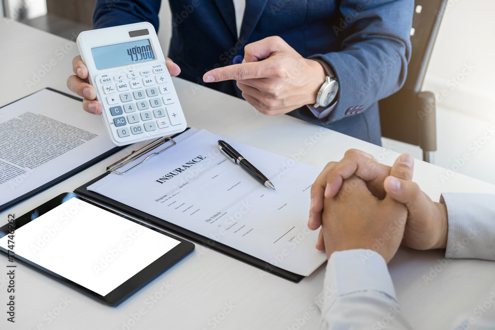 Φωτογραφία Businessman being analysis and making the decision a car insurance policy, Agent