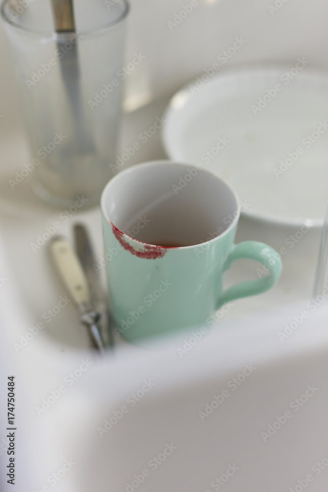 Teetasse mit Lippenstiftfleck Teetasse mit Lippenstiftfleck