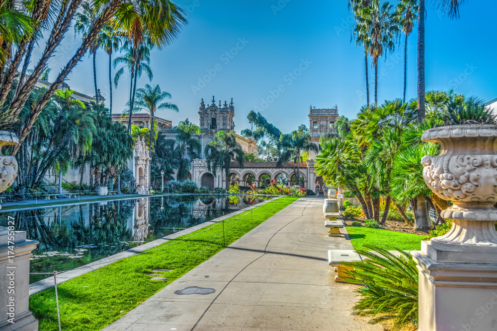 Obraz premium Walk path by the pond in Balboa park