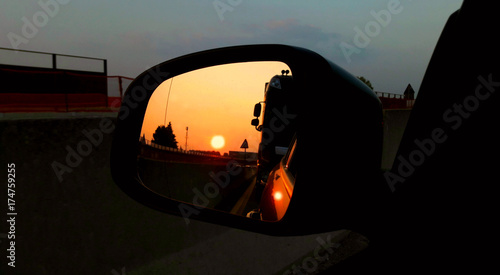 Viaggiare in auto al tramonto © Alfons Photographer