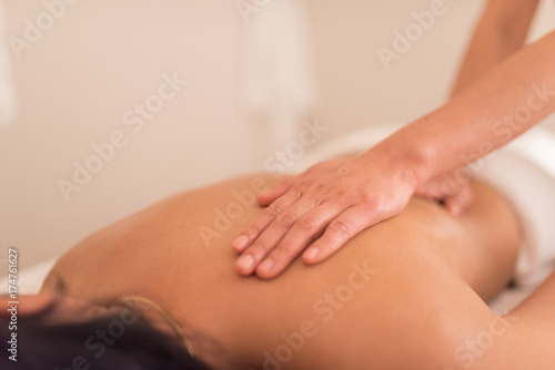 Thai R  cken Massage mit den H  nden 