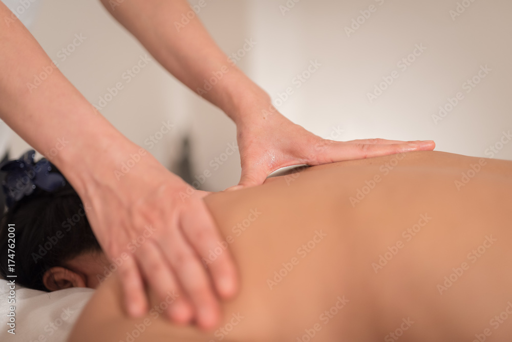 Frau gibt Nacken und Schulter Massage an junge Frau Frau gibt Nacken und Schulter Massage an junge Frau