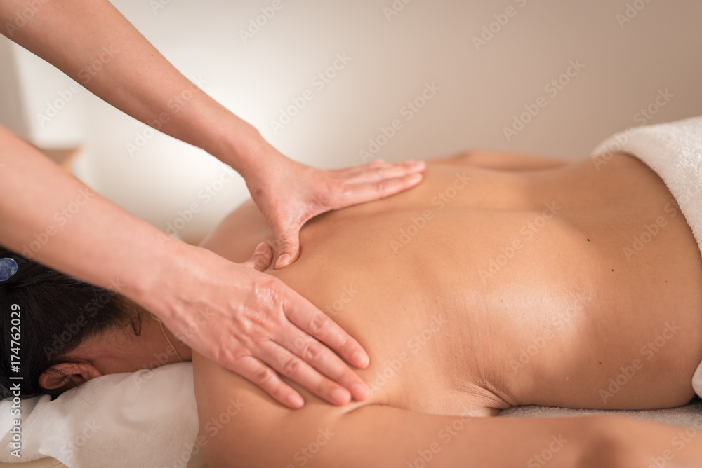 Frau gibt Nacken und Schulter Massage an junge Frau Frau gibt Nacken und Schulter Massage an junge Frau