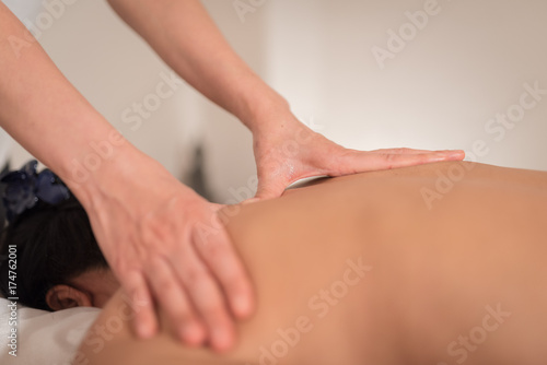 Frau gibt Nacken und Schulter Massage an junge Frau