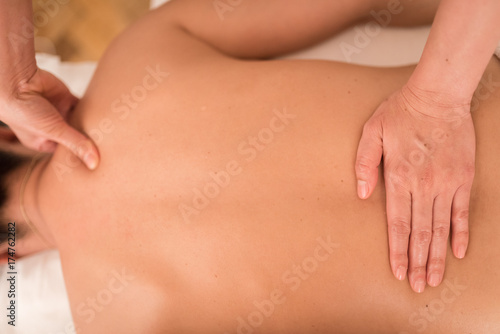 Frau gibt wohltuende thailändische Rücken Massage