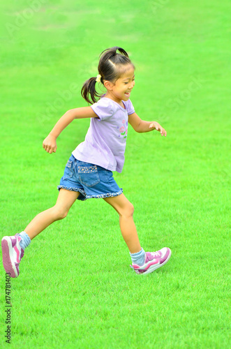 芝生広場で走る女の子