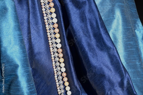 Perlen auf blauer Seide