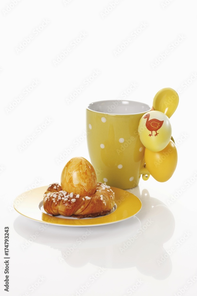 Coffee mug with small savarin and Easter eggs Coffee mug with small savarin and Easter eggs