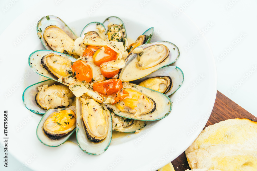 Steamed mussel with white wine sauce