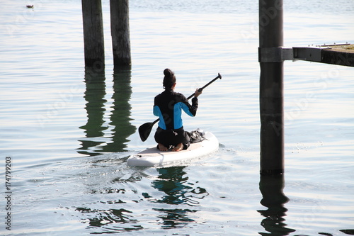 Surferin sitzend photo