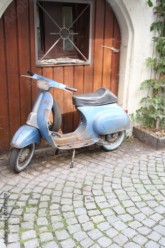 blauer Roller im Hochformat photo