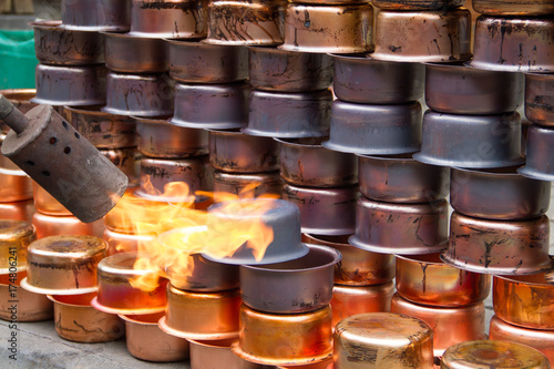 Work carried out in the thermal tempering metal workshops