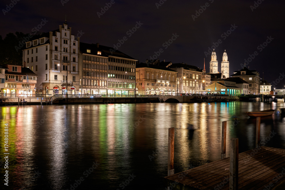Zürich by night, Spiegelungen im Fluss Limmat, Limmatquai mit Grossmünster, Schaufenster, Lichter, dunkler Himmel