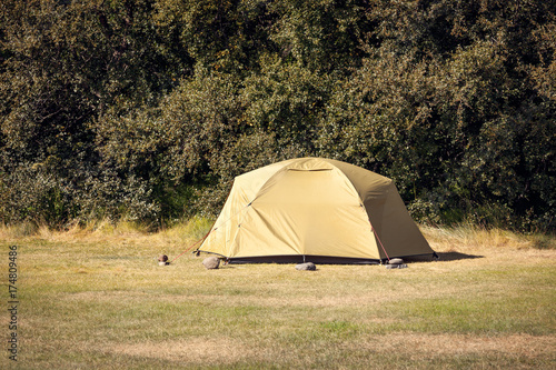 Foto Outdoor Green Tourist Tent at a Field