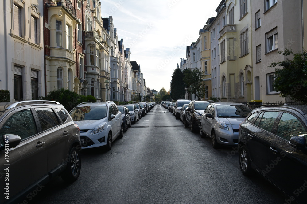 Straße mit parkenden Autos