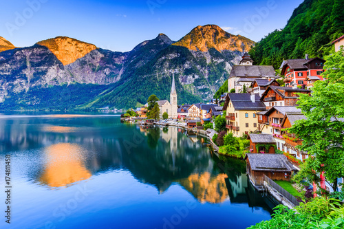 Fényképezés Hallstatt, Austria. Mountain village in the Austrian Alps.
