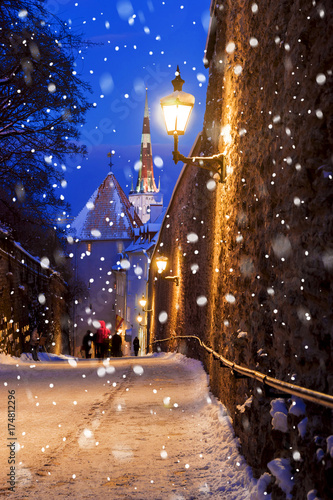 Obraz na płótnie streets of Old Tallinn in the winter at night w salonie