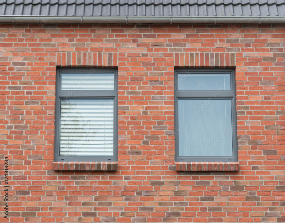 Fototapeta premium Fenster in anthrazit eines Hauses