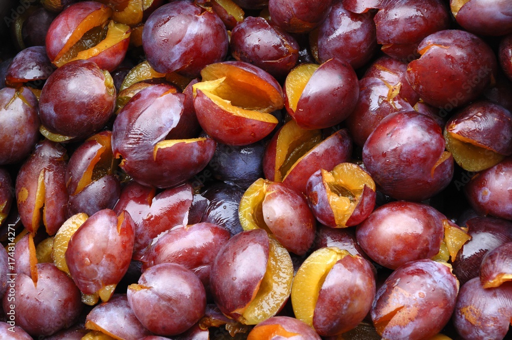 Obraz premium Pitted Prunes (Prunus domestica), prepared to make jam