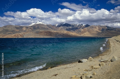 Bank of the high-altitude lake Tso Moriri, Tsomoriri or Lake Moriri, Changtang or Changthang, Ladakh, Indian Himalayas, Jammu and Kashmir, North India, India, Asia