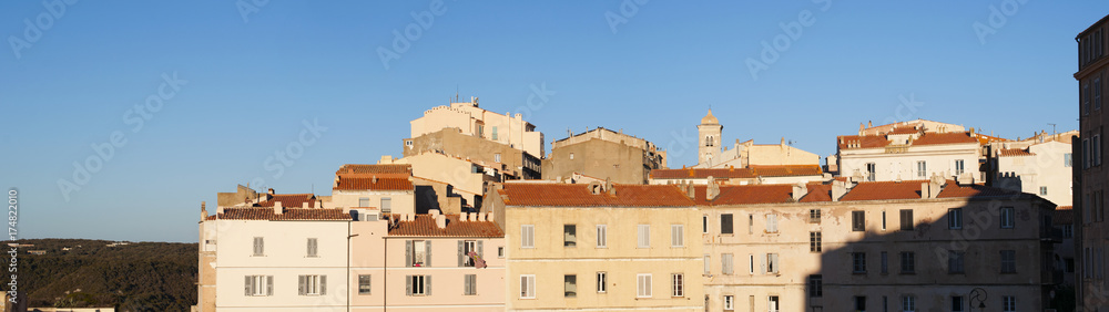Corsica, 05/09/2017: lo skyline e i vicoli della città vecchia di Bonifacio, comune del sud dell’isola costruito su alte scogliere di calcare bianco