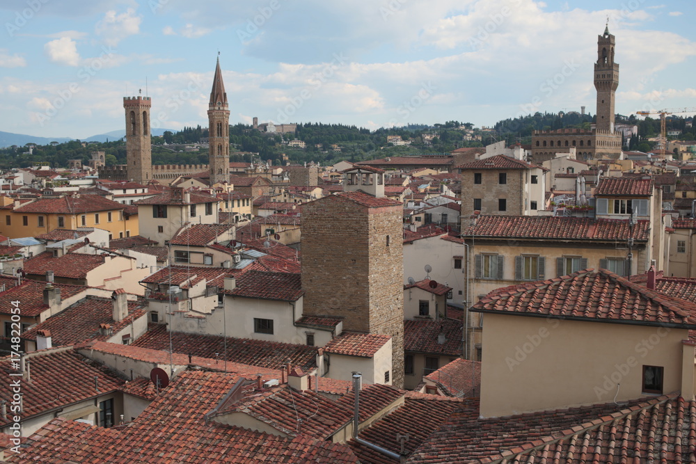 Vista aerea dei tetti fatti con tegole rosse della città di Firenze. Questa è la veduta dal campanile di Giotto.