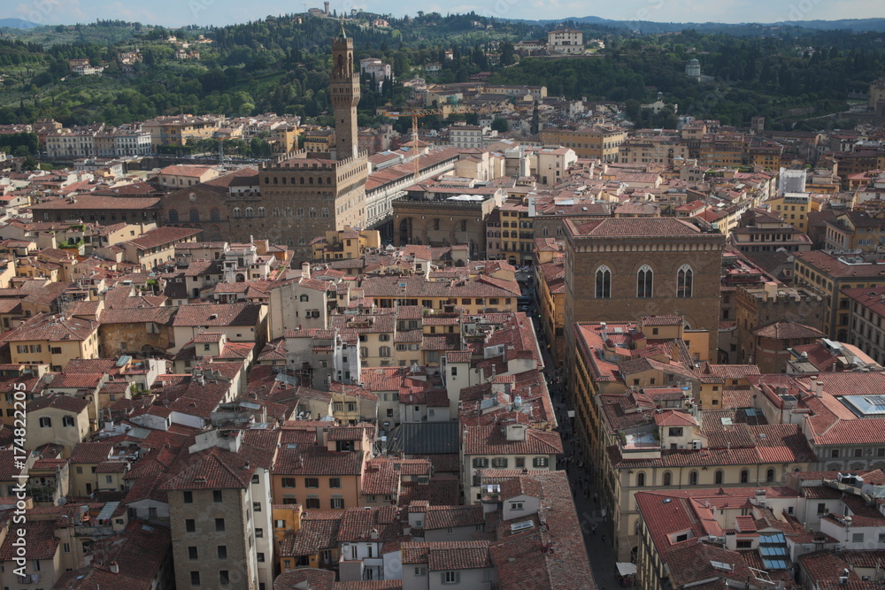 Vista aerea dei tetti fatti con tegole rosse della città di Firenze. Questa è la veduta dal campanile di Giotto.