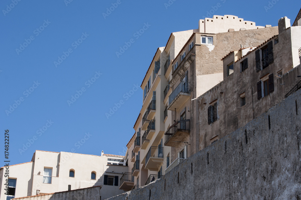 Corsica, 05/09/2017: lo skyline e le mura della città vecchia di Bonifacio, comune del sud dell’isola costruito su alte scogliere di calcare bianco