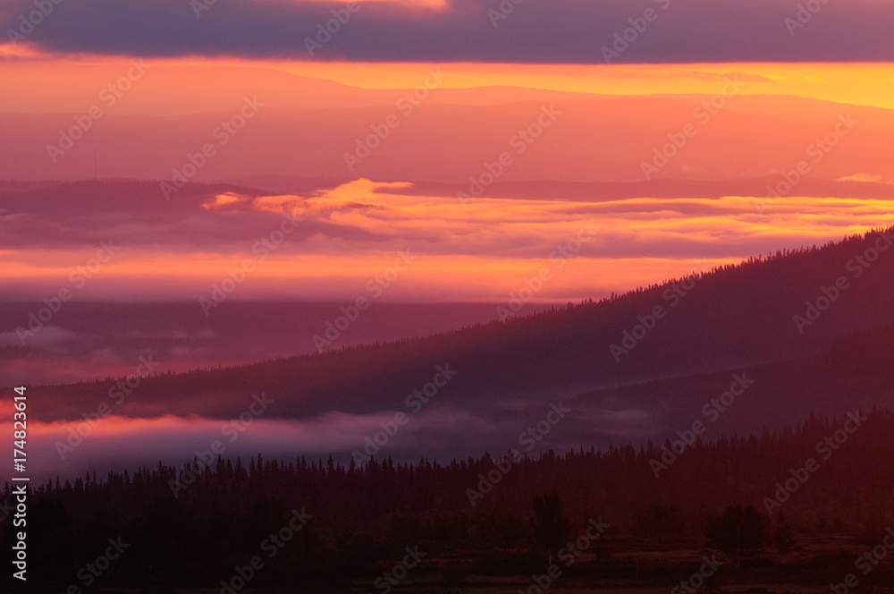Sonnenaufgang über der schwedischen Wildnis, Flatruet, Schweden