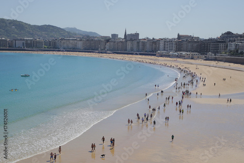 Panorama del mare e della spiaggia di San Sebastian, in Spagna. Le spiagge di Ondarreta, Zurriola e La Concha, la rendono una popolare località turistica.