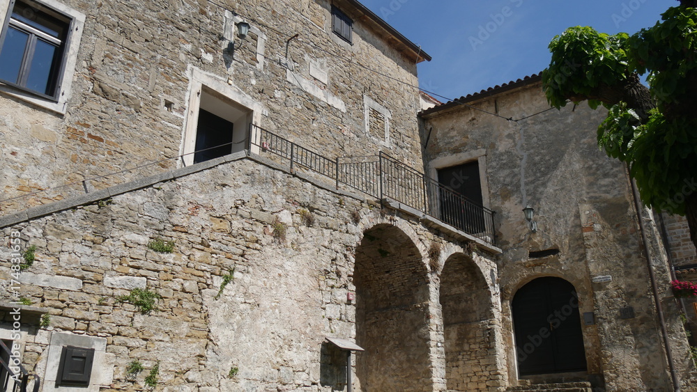 Grisignana in Croazia, borgo antico e vicoli Grisignana in Croazia, borgo antico e vicoli