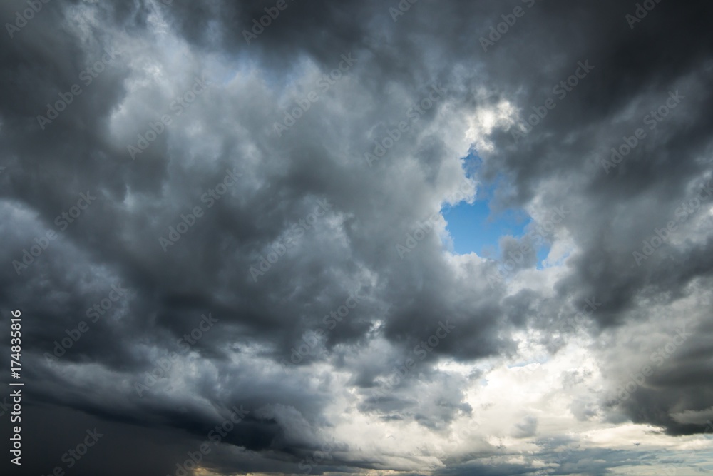 Obraz premium colorful dramatic sky with cloud at sunset.